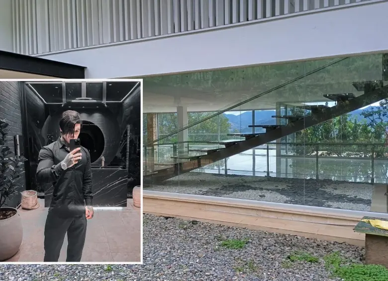 Adelante, el creador de contenido Yeferson Cossio. Atrás, fachada de la casa que ocupó. FOTO: Cortesía e imagen tomada de redes.