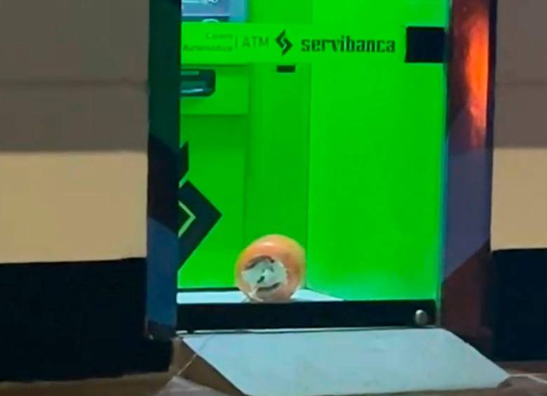 Este es el cilindro que habían instalado los integrantes de las disidencias en una entidad bancaria del municipio de Tesalia. El artefacto, por fortuna, no alcanzó a estallar. FOTO: Tomada de X @Armandograjales