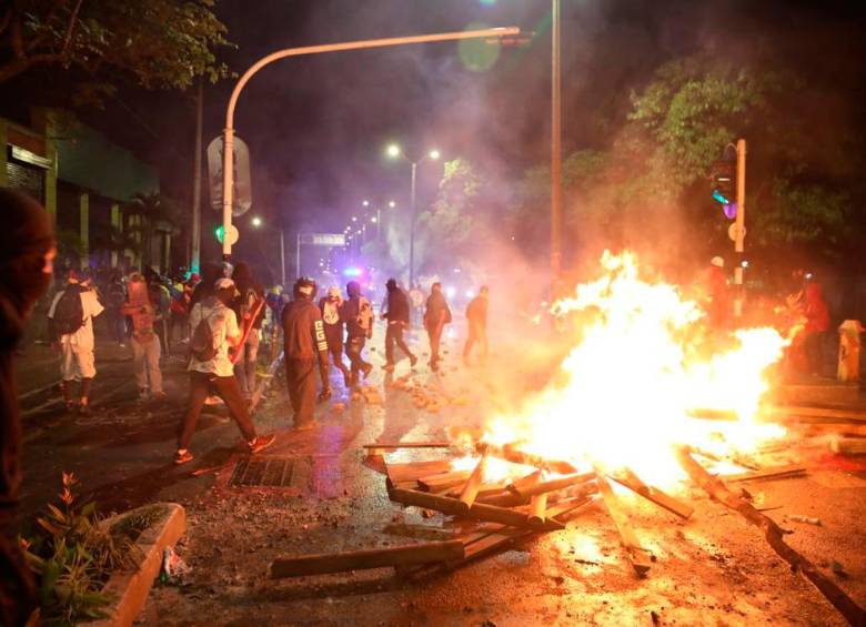 En Medellín se registraron actos vandálicos. FOTO: Edwin Bustamante 
