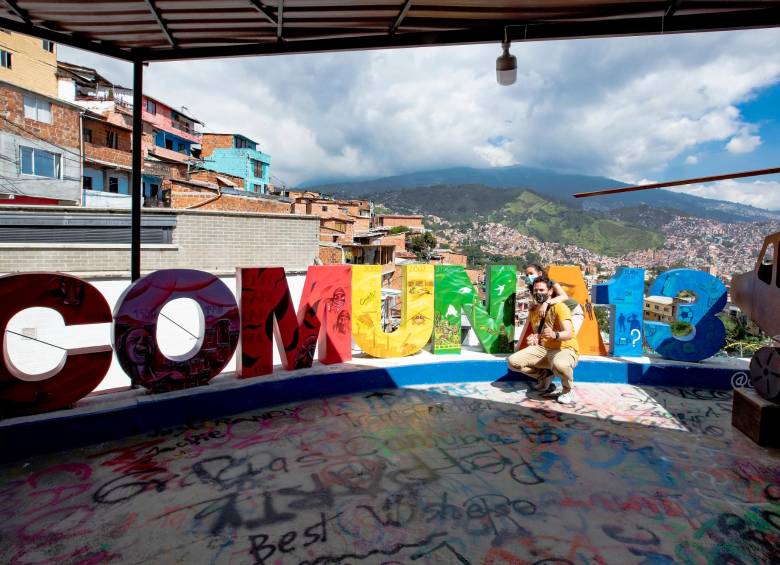 Sobre una terraza con vista panorámica se cuenta la historia del conflicto en la década del 90, en la comuna 13. FOTO jaime pérez.