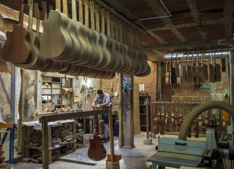 En la fábrica se combinan maquinaria moderna con las técnicas manuales para la elaboración de las guitarras. Foto: Andrés Camilo Suárez Echeverry.