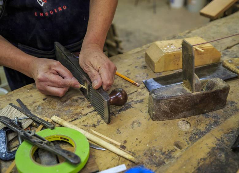 Algunas de las herramientas que todavía se usan para la fabricación de las guitarras. Foto: Andrés Camilo Suárez Echeverry.