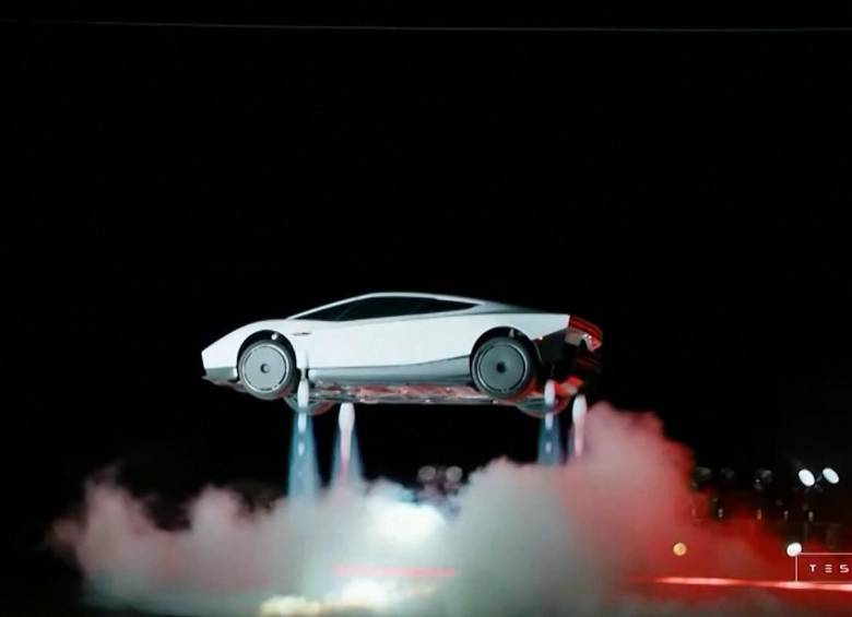 El nuevo Roadster de Tesla durante su presentación en unas instalaciones de pruebas de SpaceX en Texas, transmitida en vivo por la cuenta de la compañía en X. FOTO Tesla