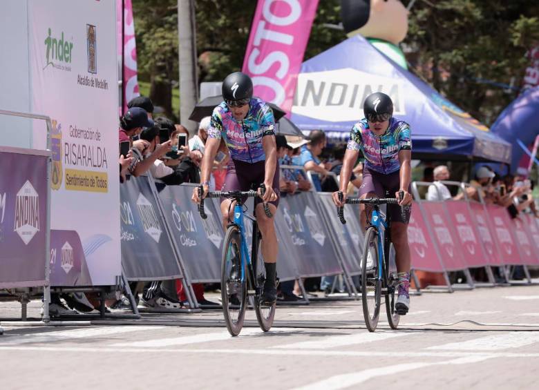 Óscar Sevilla (adelante), de 45 años, sigue imponiendo categoría en el ciclismo colombiano. FOTO CARLOS VELÁSQUEZ