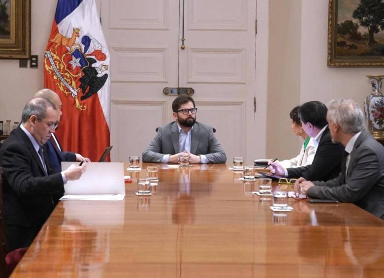 $!Presidente de Chile, Gabriel Boric, en reunión con su equipo de trabajo. FOTO: TWITTER @GabrielBoric