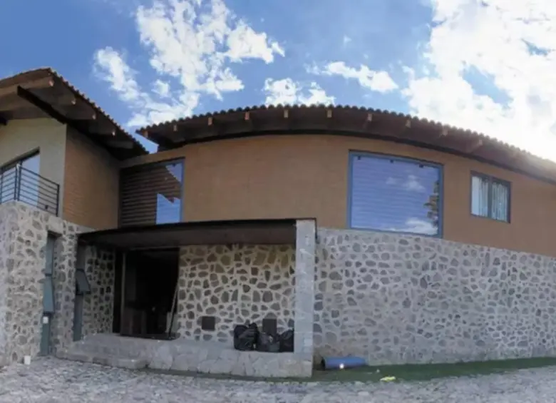 Parte trasera de la casa de alias El Mencho. FOTO: Cortesía de El Universal y Autoridades Federales de México