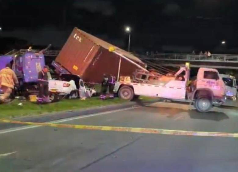 La tractomula embistió de frente un carro particular en el que iba un padre con su hijo. FOTO: CAPTURA VIDEO TRÁNSITO BOGOTÁ