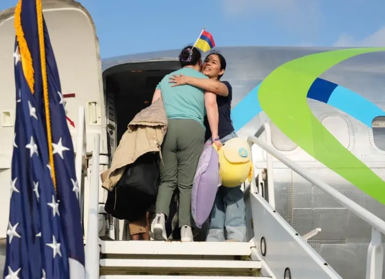 Este martes partió el primer vuelo con las personas que se “autodeportaron” de Estados Unidos. FOTO: Tomada de X @Sec_Noem