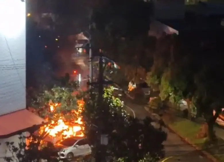 El incendio fue captado por edificios aledaños al supermercado. Foto: Captura de video suministrado a EL COLOMBIANO
