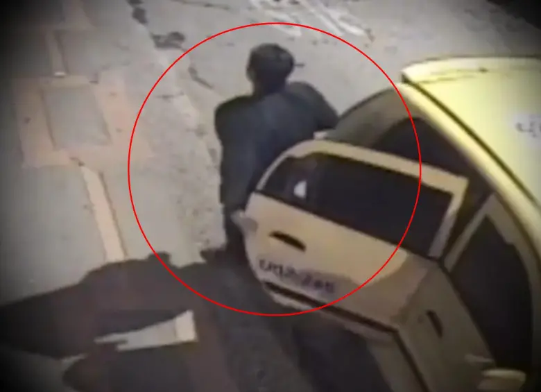 El momento quedó registrado por cámaras de seguridad, tras subir inicialmente como pasajero y no encontrar al conductor, el hombre ocupó el puesto al volante y se llevó el taxi. Foto: Captura de video