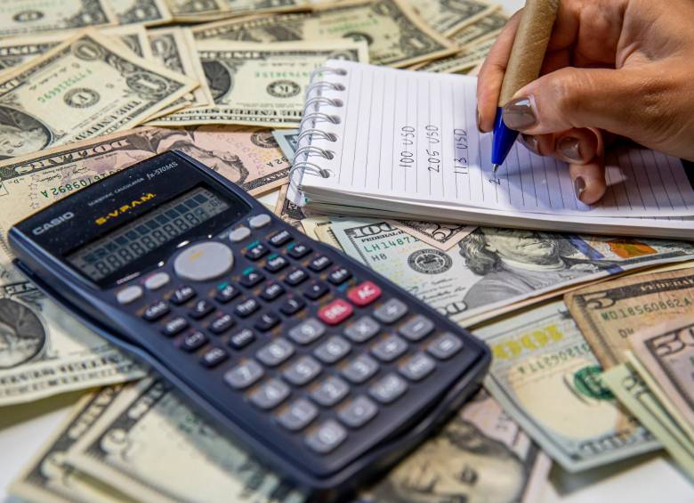El dólar en Colombia cerró con un precio promedio de $3.975,98 este lunes. FOTO CARLOS VELÁSQUEZ