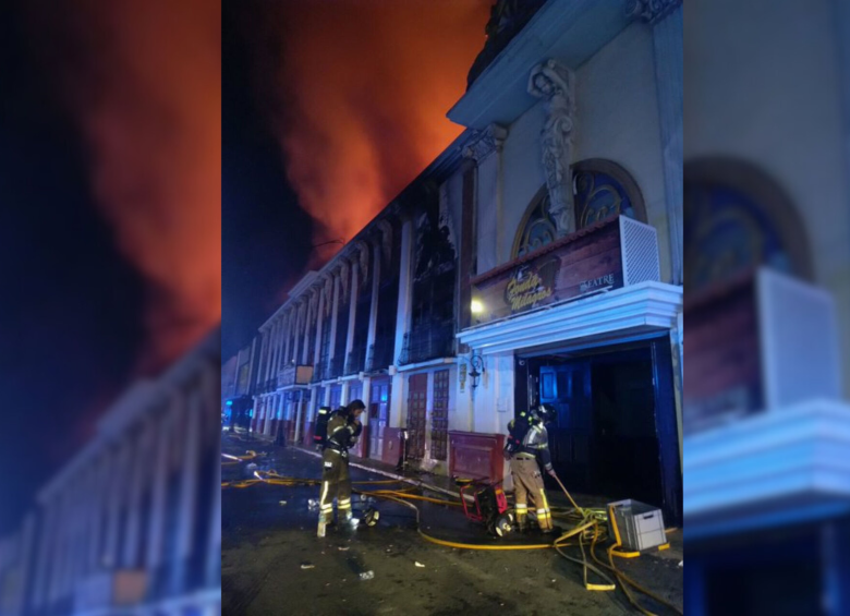 Las llamas dentro de las discotecas fueron reportadas a las 6:00 de la mañana, sin embargo, el cuerpo de bomberos llegó alrededor de las 7:00 de la mañana y a la hora ya estaba sofocando el fuego. FOTO: Cortesía redes sociales / X @elmundoes