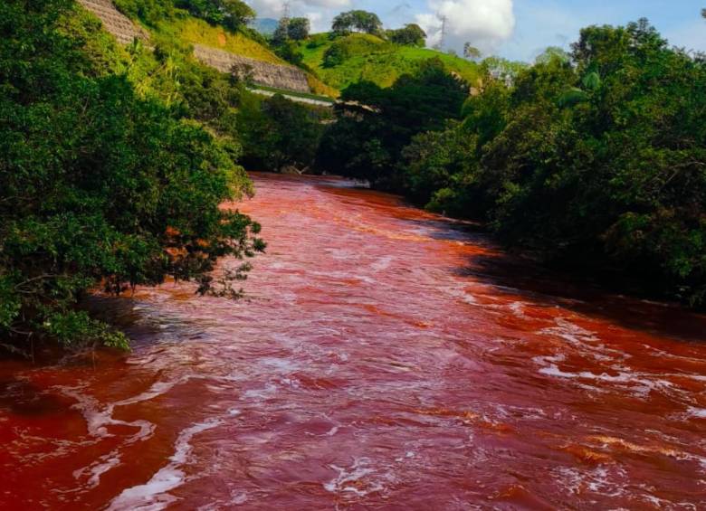 ¿El río Medellín se tiñó de rojo? Hay videos, pero las autoridades no encontraron nada