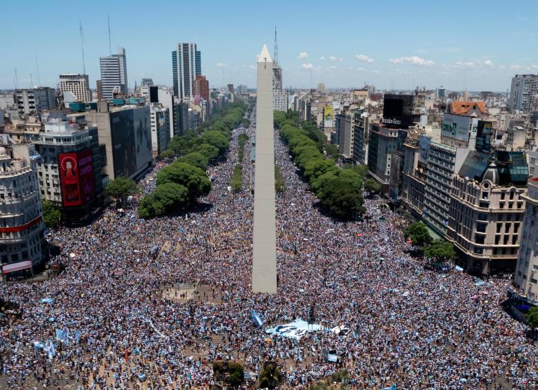 Las impresionantes imágenes que le dieron la vuelta al mundo del festejo en el Obelisco y el recibimiento que le ofrecieron los hinchas a la Selección Argentina en Buenos Aires. FOTO getty