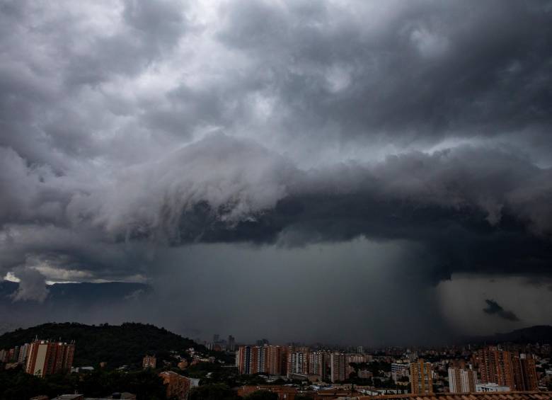 Durante las tardes del 24 y 25 de diciembre las lluvias fueron común denominador en Medellín. Foto Archivo