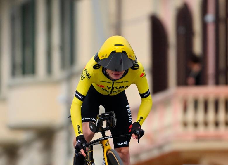 En la contrarreloj del martes, en Lido di Camaiore (Italia) y de 10 kilómetros, Jonas Vingegaard, con su nuevo casco, terminó en la novena posición, a 22 segundos del español Juan Ayuso. Al danés no le favoreció la carretera mojada en la última parte del recorrido. FOTO: GETTY