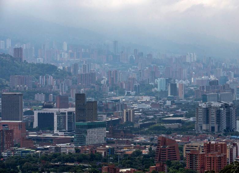 Aunque Medellín no ha sido reportada entre las zonas de influencia, sus estaciones para monitorear la calidad del aire pueden generar alertas tempranas. FOTO Julio César Herrera