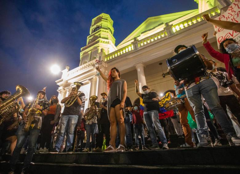 En el parque de Envigado se hizo un minuto de silencio por las víctimas de los últimos días en el país derivadas de los enfrentamientos las calles. FOTO Carlos Velásquez 