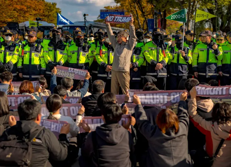 Manifestantes marchan hacia el Monumento a Lincoln en Washington durante protestas masivas contra el presidente Donald Trump. FOTO GETTY