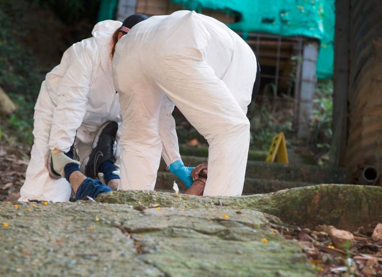 Los investigadores judiciales avanzan en las labores para esclarecer las causas del crimen registrado en Altavista. FOTO: ARCHIVO