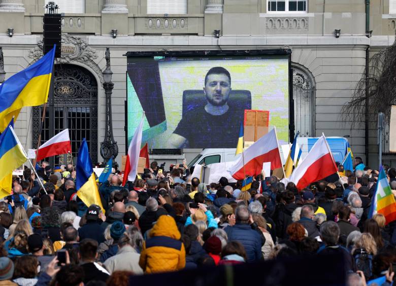 El presidente ucraniano Vladimir Zelenski es proyectado en una manifestación en Suiza, Ucrania, contra de la invasión rusa. FOTO: EFE