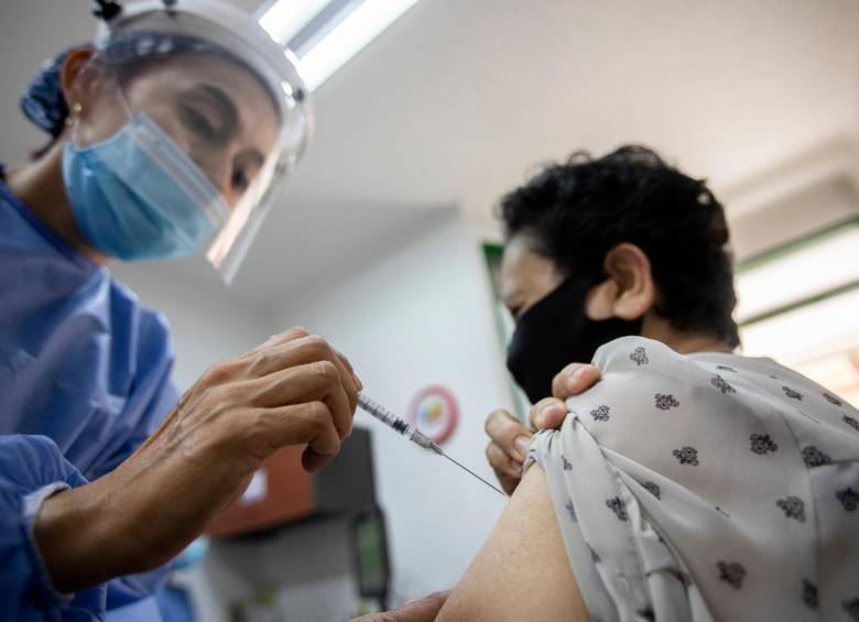 Según el alcalde Daniel Quintero, en Medellín se han invertido 9.700 millones de pesos en personal para vacunación y tareas logísticas. Foto: Andrés Camilo Suárez