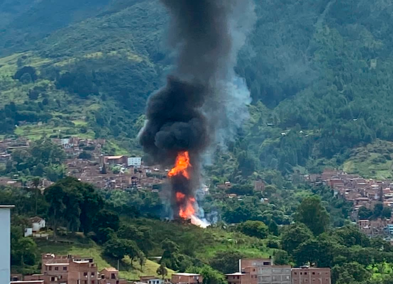 Incendio registrado en fábrica de pipetas de gas en barrio El Trapiche, Bello. FOTO: Cortesía