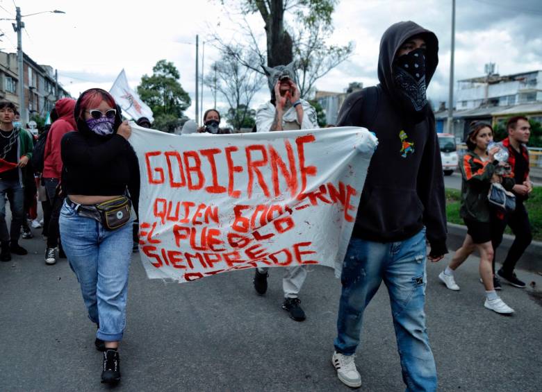 Estudiantes, colectivos cívicos y sindicatos fueron los que convocaron las marchas de este 28 de abril en Bogotá. FOTO: COLPRENSA
