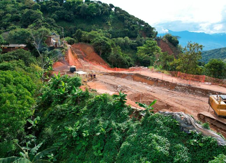 La Concesión La Pintada avanza en las perforaciones y la instalación de 300 micropilotes, que permitirán estabilizar el terreno en el sector La Quiebra del Guamito de la vía Santa Bárbara – La Pintada. FOTO cortesía