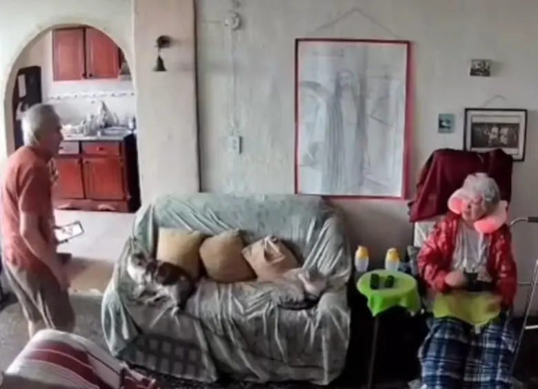 El momento previo de los adultos mayores antes del terremoto. FOTO: Captura de video de redes sociales 