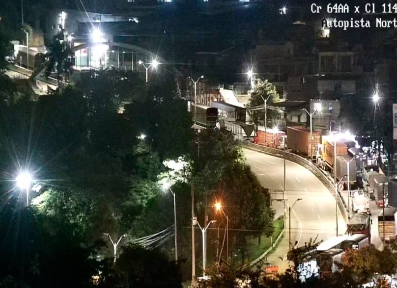 Así lucía la autopista Norte, en el sector de Zamora, en la madrugada de este viernes. Decenas de vehículos quedaron represados por el deslizamiento en la autopista Medellín - Bogotá. FOTO: Tomada de X @sttmed