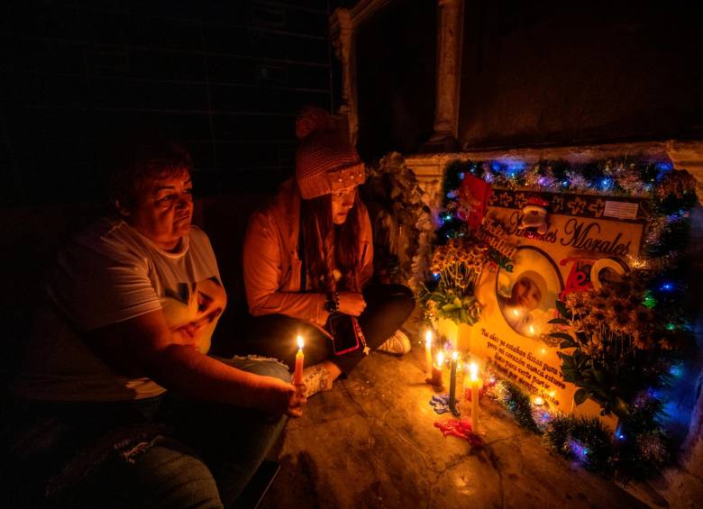 Luz Dary Morales y su sobrina Laura prendieron velas en la tumba de la pequeña Sara. FOTO CAMILO SUÁREZ