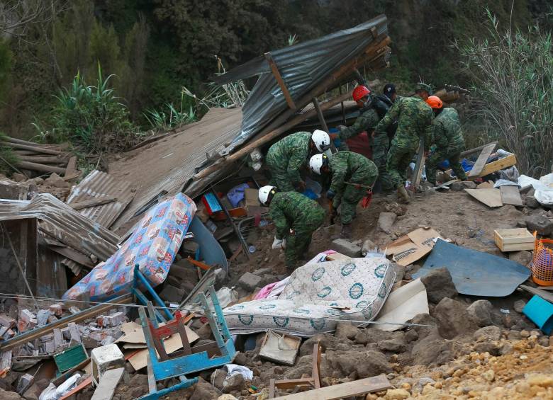 Deslizamiento en provincia de Ecuador dejó al menos siete muertos y 64 desaparecidos