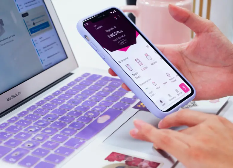 Enviar plata desde el celular ya es parte del día a día. Entre 2021 y 2025, el uso de internet y aplicaciones móviles pasó del 35,7 % al 66,6 % de las operaciones del sistema financiero, lo que también ha traído diferentes situaciones, como errores al enviar plata. FOTO: Nequi