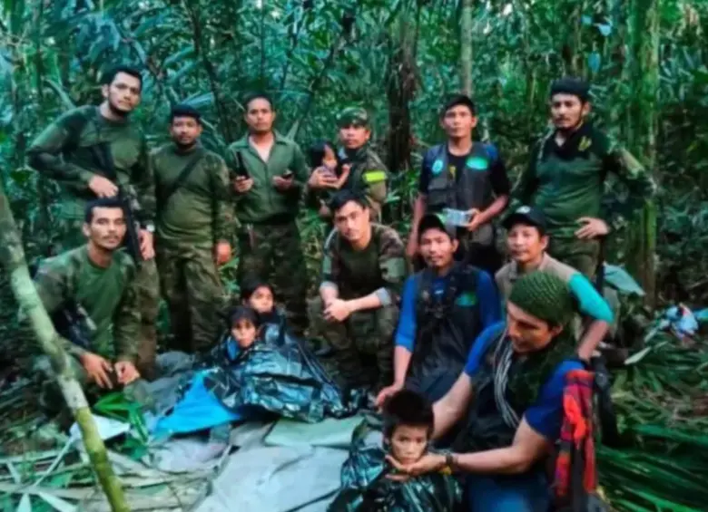 El grupo de búsqueda con los hermanos Mucutuy cuando los encontraron en la selva. FOTO: Colprensa