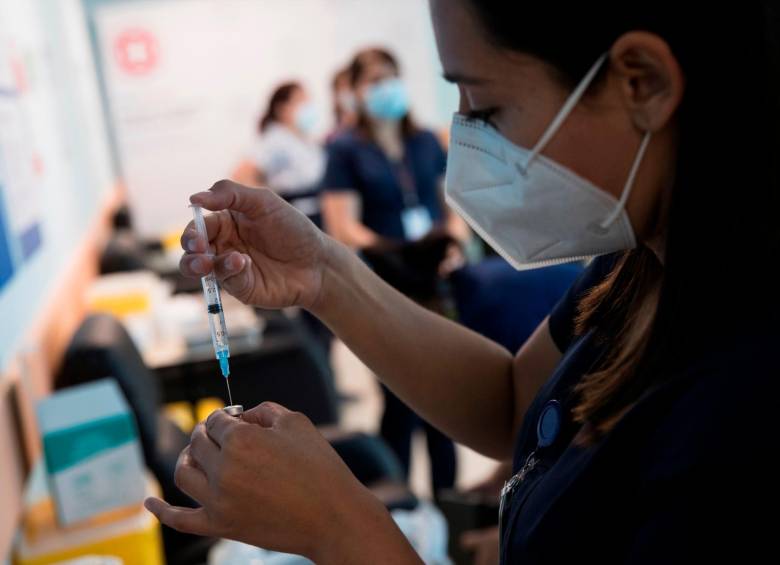 La vacunación contra el coronavirus avanza en el mundo, dando esperanza a la gente de superar la pandemia. FOTO EFE
