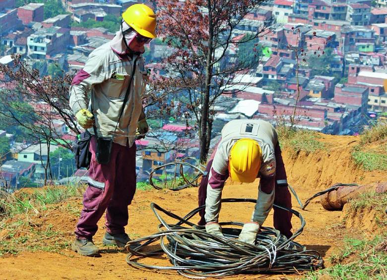 En la parte baja del cerro Pan de Azúcar, la Secretaría de Seguridad de Medellín lideró el desmantelamiento de una invasión. FOTO: Cortesía 