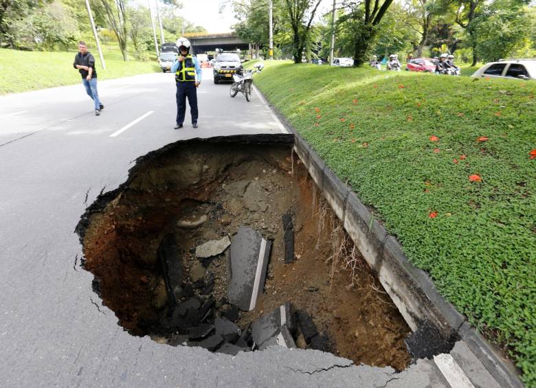 La zona ya se encuentra acordonada por las autoridades tránsito para los trabajos y para impedir el paso vehicular. FOTO Esneyder Gutiérrez