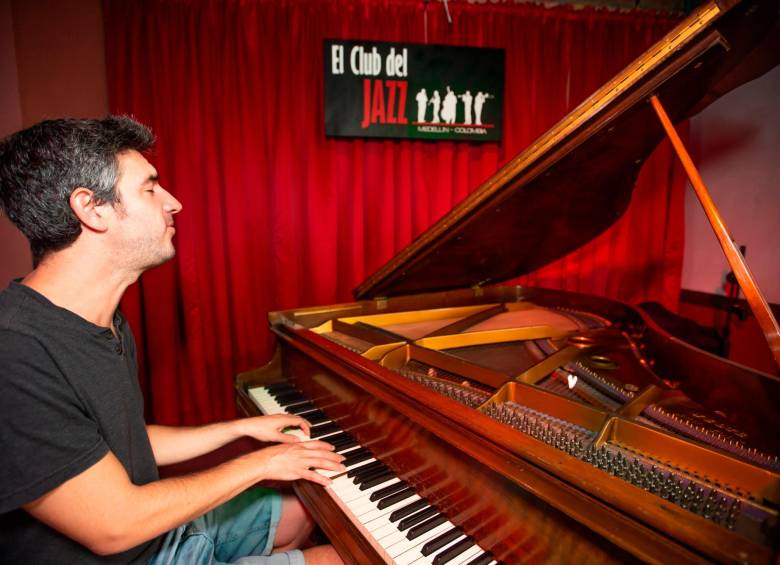 Luego de una gira por México y Centroamérica, el pianista francés se presenta en Medellín. En su repertorio se mezclan los temas clásicos y las canciones actuales. FOTO Esneyder Gutiérrez