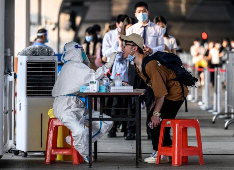 Habitantes del país asiático han tenido que soportar restricciones prolongadas por el coronavirus. FOTO Getty
