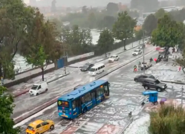 Así luce un sector del norte de Bogotá en medio de la fuerte granizada de este viernes. FOTO: Captura de video