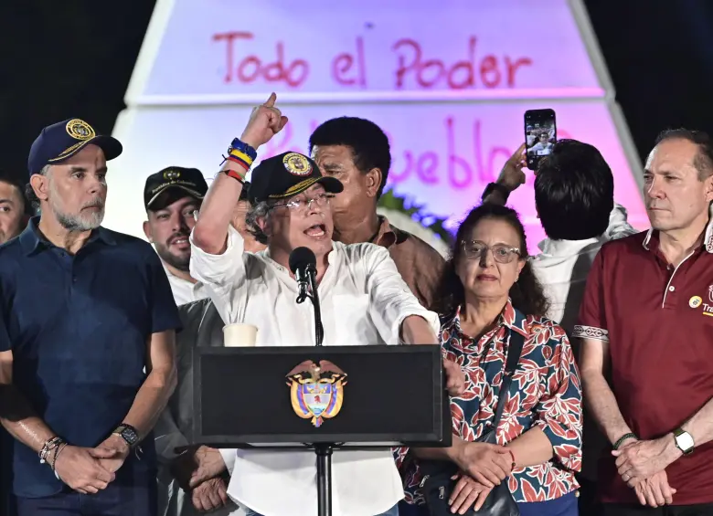 Petro inició su campaña de los cabildos abiertos en Barranquilla. Regresó de Roma y anunció una nueva Consulta Popular aunque el Senado hundió la primera. FOTO Presidencia