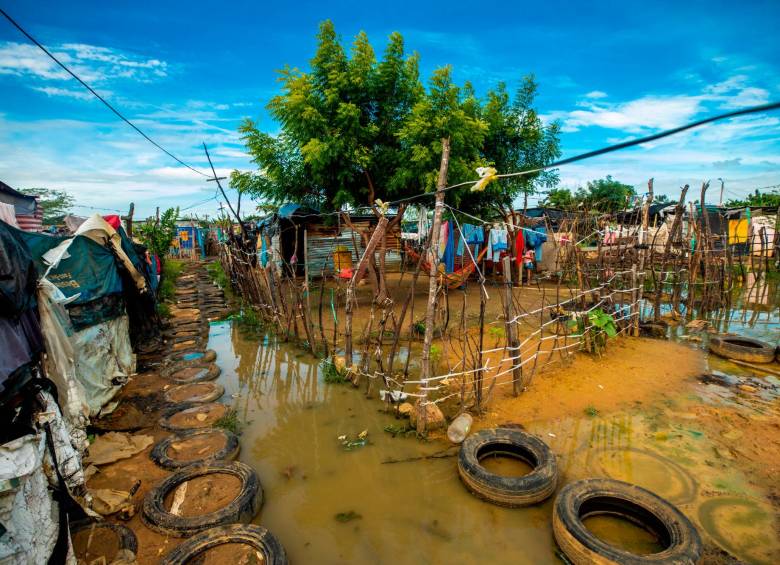 Las aguas que inundan el asentamiento también se meten dentro de los ranchos. Ocasionan enfermedades en la piel como hongos y gusanos. FOTO: Camilo Suárez.