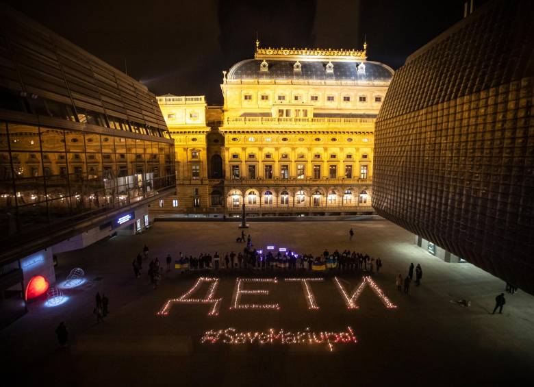 En Praga encienden luces por las personas que murieron en un bombardeo en Mariúpol. FOTO: EFE.