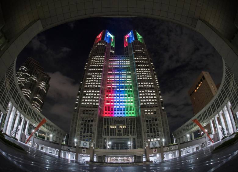 El edificio del Gobierno Metropolitano de Tokio está iluminado con una luz del color del símbolo Paralímpico, en Tokio, Japón. FOTOS GETTY
