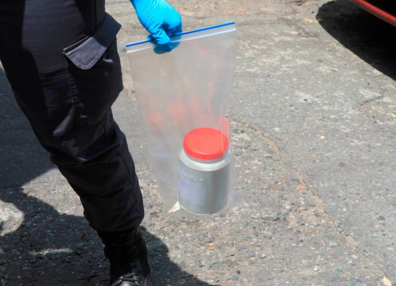 En este frasco estaba la sustancia que habría consumido esta familia y que les ocasionó la muerte. Preliminarmente se dijo que era cianuro. FOTO: ESNEYDER GUTIÉRREZ CARDONA