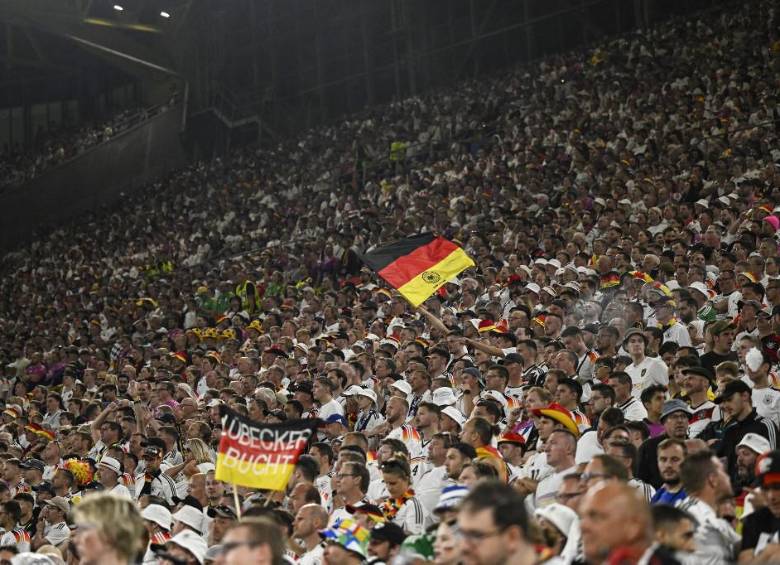 Un hombre fue perseguido por la policía en el techo del estadio de Dortmund tras el partido de la Eurocopa entre Alemania y Dinamarca. FOTO: AFP