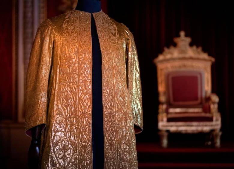 Imagen de la túnica de Carlos III. FOTO Cortesía royal.uk