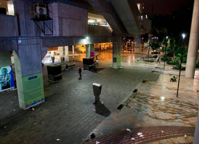 Bajo el metro estación parque Berrio. FOTO: Julio Cesar Herrera