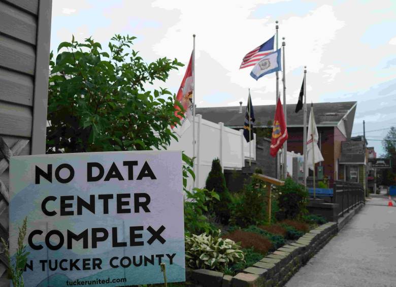 ”No al Complejo de datos en el condado de Tucker”, dice la pancarta. FOTO: AFP